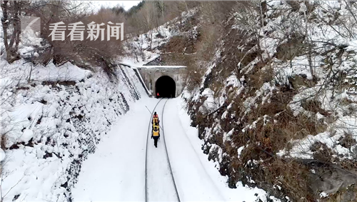 #看看新闻网#新春走基层｜“雪村”守隧人