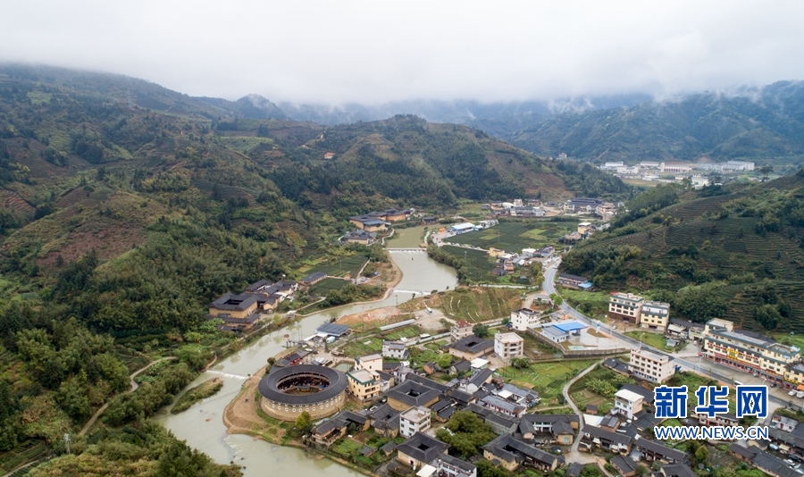 【图说福建第七张】【漳州】【移动版】【Chinanews带图】春游土楼