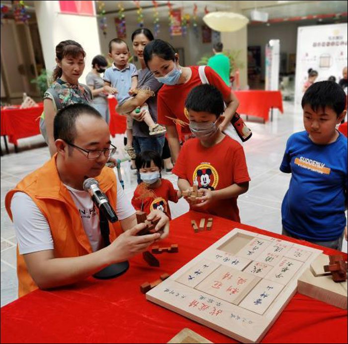 “ช่างไม้ผู้เปี่ยมด้วยพรสวรรค์” จีนประดิษฐ์สุดยอดของเล่นสไตล์โบราณช่วยพัฒนาสติปัญญา_fororder_200913muwanju1