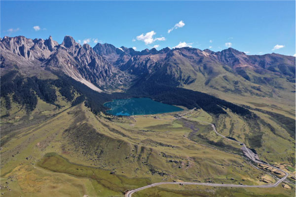 供图 甘孜州文旅局措普沟景区是一个集温泉,草原,湖泊,雪山,森林,冰川