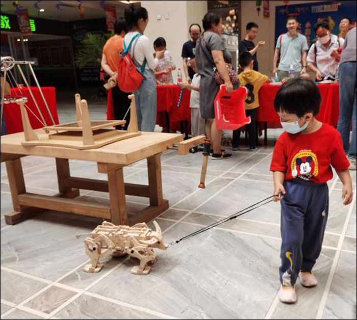 “ช่างไม้ผู้เปี่ยมด้วยพรสวรรค์” จีนประดิษฐ์สุดยอดของเล่นสไตล์โบราณช่วยพัฒนาสติปัญญา_fororder_200913muwanju3