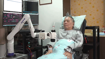 「新华社」只是喝了口可乐，大家为啥都给他鼓掌喝彩？