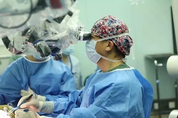 「新华社」只是喝了口可乐，大家为啥都给他鼓掌喝彩？