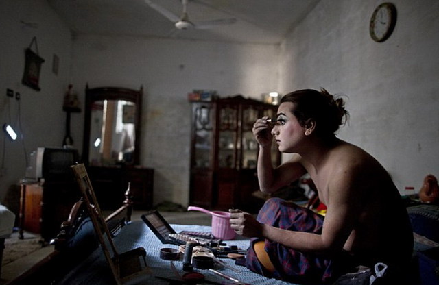 巴基斯坦异装癖者:在歧视中艰难讨生计-国际在线