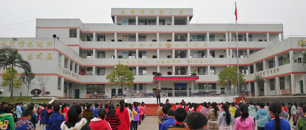 图片默认标题_fororder_高场镇青云小学校扶贫进校园国旗下宣讲