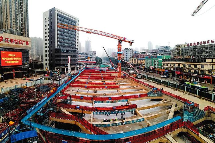 广西南宁：地铁5号线虎邱站主体结构封顶