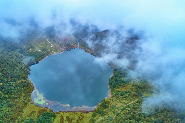 图片默认标题_fororder_2石棉茨格达海子（摄影：黄刚）