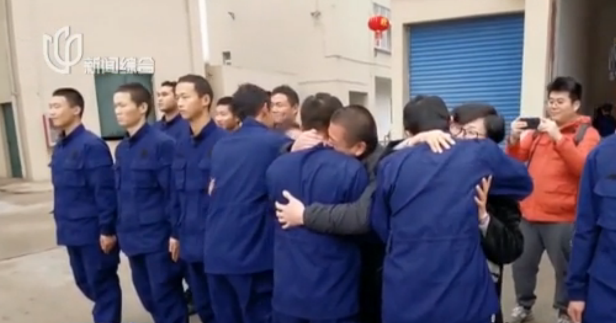 看看新闻网@视频｜新春走基层|家人"突现"训练场 给消