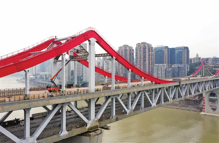 【B】重庆渝中：曾家岩大桥穿“红装”