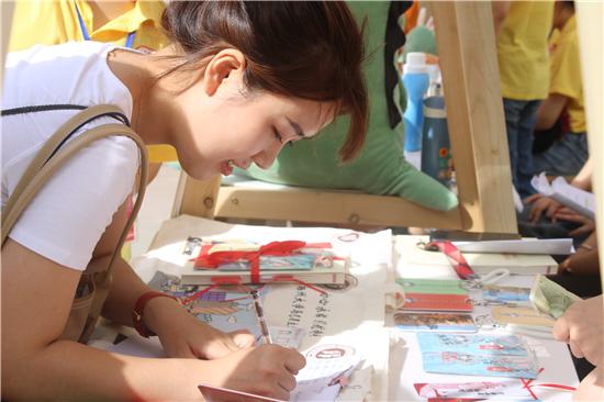 (B 教育图文 三吴大地扬州 移动版)扬州大学马克思主义学院:暖心地摊 一元钱“承包”新生大学生活