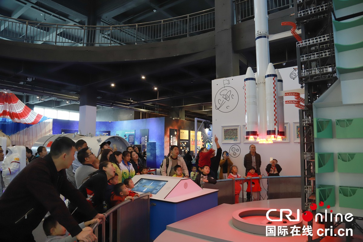 贵阳科技馆航天展:让市民近距离接触中国航天梦 贵阳科技馆航天展:让市民近距离接触中国航天梦