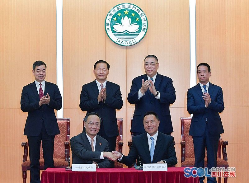 （头条，导航成都）四川省委书记彭清华率四川代表团赴澳门考察学习