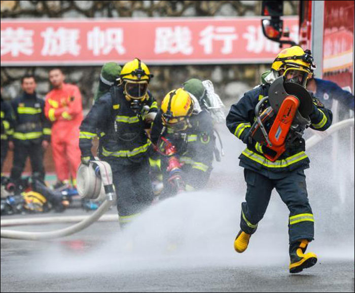 เจ้าหน้าที่ดับเพลิงในมณฑลกุ้ยโจวประกวดความสามารถการทำงาน_fororder_200924xiaofangbiwu1