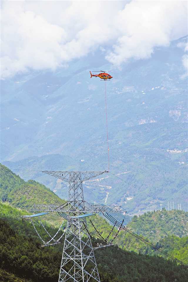 【城市远洋带图】世界首次山地特高压线路直升机带电作业在重庆完成
