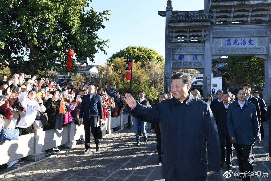 习近平在和顺古镇同游客亲切交流