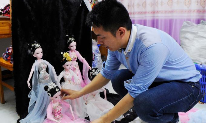 หนุ่มชนเผ่าจ้วงขึ้นชื่อด้วยฝีมือทอผ้า_fororder_0915-2