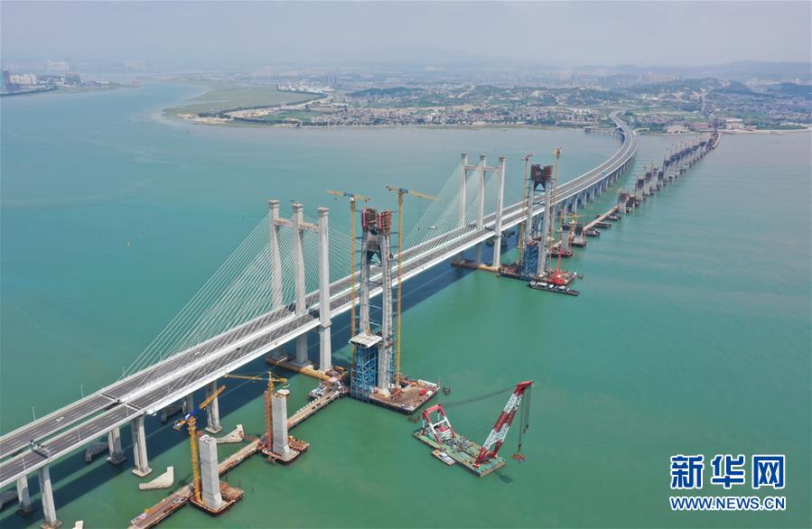 新建福厦铁路泉州湾跨海大桥南岸主塔封顶