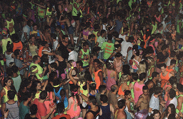 泰国满月派对 游人醉态百出-国际在线