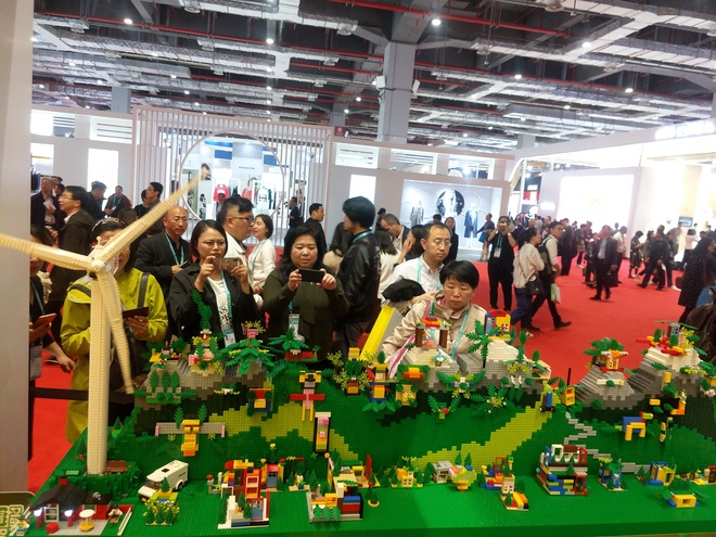 图片默认标题 图片默认标题_fororder_首届中国国际进口博览会现场参观的人群 1 摄影:王竹