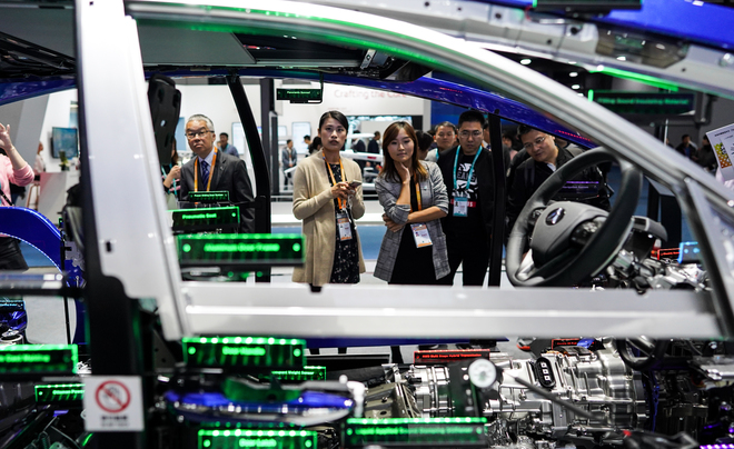 图片默认标题 图片默认标题_fororder_首届中国国际进口博览会现场参观的人群 2 摄影:李晋