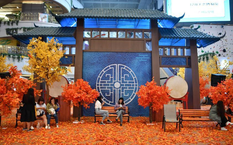 ห้างฯคุนหมิงเนรมิต “ป่าเมเปิ้ล” ดึงดูดชาวบ้านมาเที่ยวชม_fororder_0916fengye3