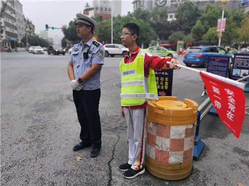 汉中交警组织辖区学生开展交通安全实践活动