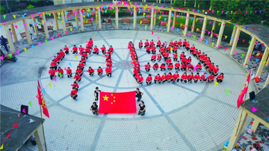 （B 区县列表 三吴大地泰州 移动版）兴化戴南顾庄幸福广场健身队：围着国旗“写”中国
