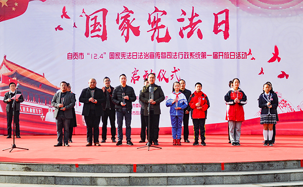 图片默认标题_fororder_1为校园法治之星颁奖现场（摄影-冯常英）