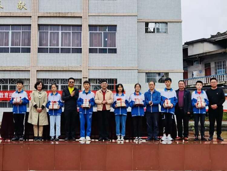 （有修改）贵州理工学院向湄潭中小学捐赠图书