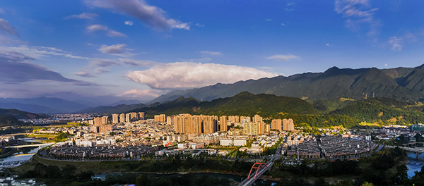 图片默认标题_fororder_芦山新城（摄影：袁杰）