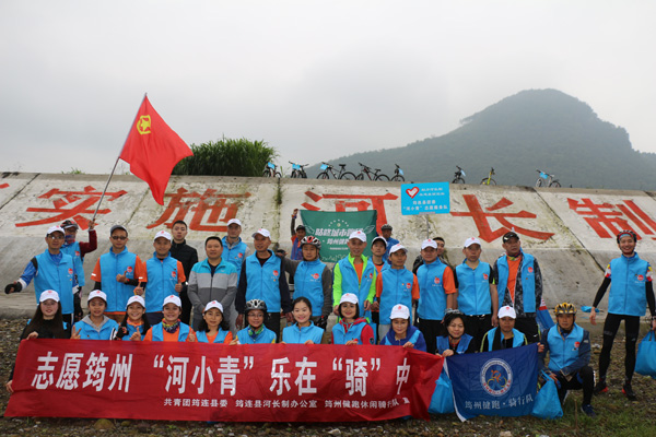 图片默认标题_fororder_志愿者们集体合照（筠连团县委摄）