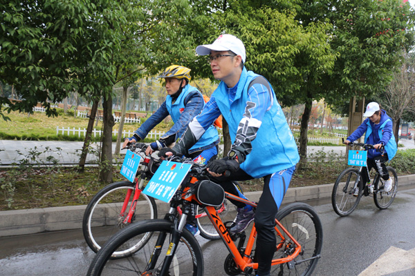 图片默认标题_fororder_志愿者们在活动当中（筠连团县委摄）