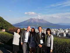 47都道府県で実践！中国語81 –鹿児島県民が語る故郷の魅力_fororder_桜島をバックにした川邊誠さん（右2）と北京さつま会のメンバー