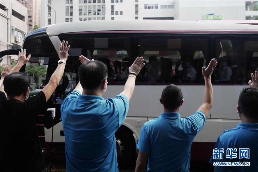 “感恩有您！”——香港市民自发欢送内地核酸检测支援队离港