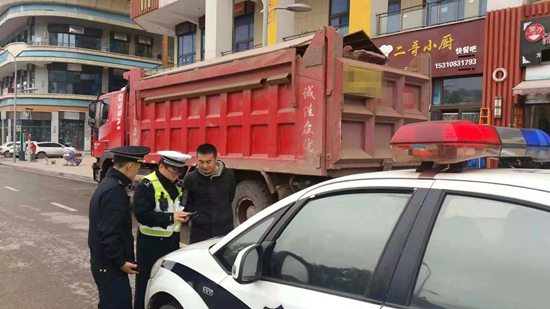 【法制安全】重庆巴南警方开展城区主要干道运渣车集中整治