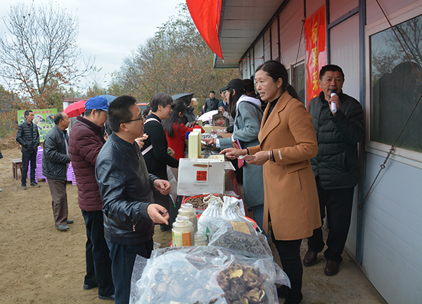 图片默认标题_fororder_农产品热卖现场