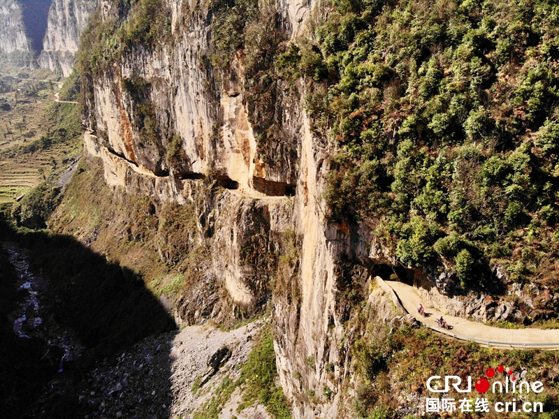 贵州毕节赫章：悬崖上凿出挂壁路（组图）