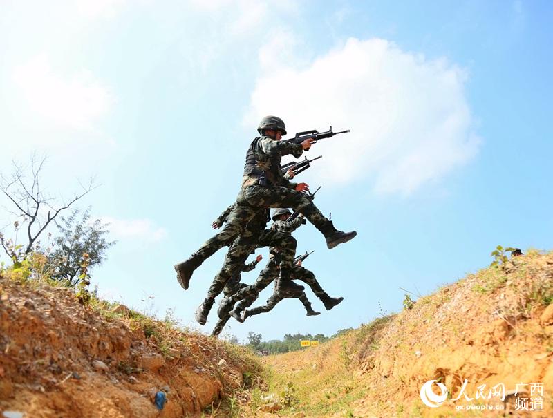 广西：实拍武警特战队员野外实弹射击训练