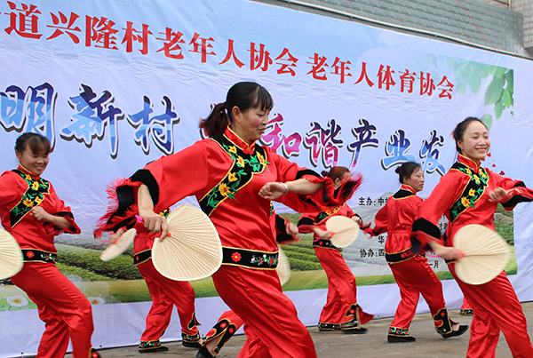 图片默认标题_fororder_古桥街道兴隆村的大妈在表演舞蹈“村上大妈爱跳舞”