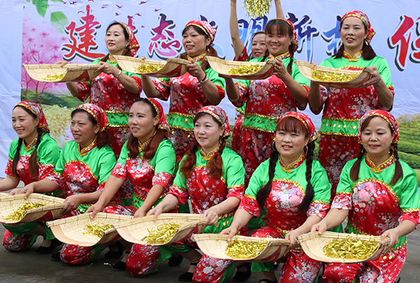 图片默认标题_fororder_古桥街道兴隆村的大妈在表演舞蹈“丰收乐”