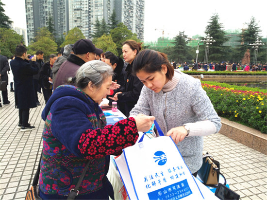 图片默认标题_fororder_2、工作人员向市民宣传法律知识