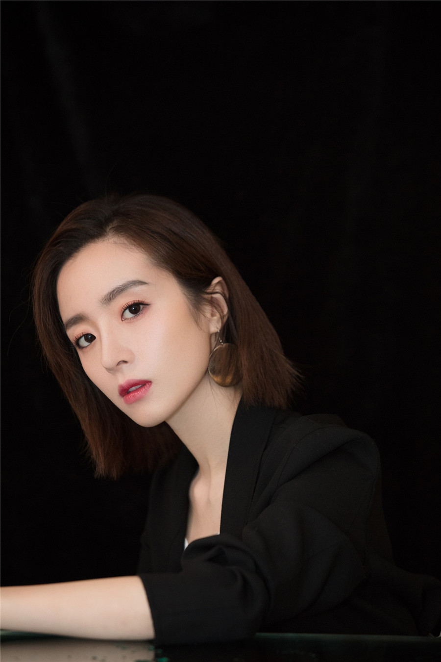 胡冰卿黑西装出席活动清丽简约时尚大气