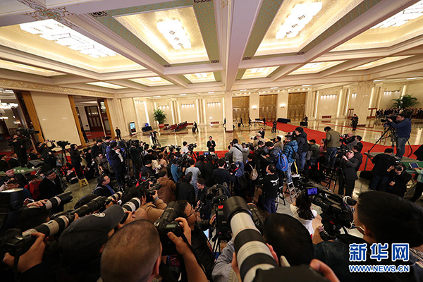 图片默认标题_fororder_「部長通路」に集まる報道陣