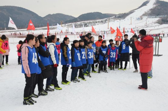 经过5天的滑雪技能实践学习后,结营当天举行了一场滑雪技能大比拼分。经过激烈的角逐,最终小学组冠亚季军分别由南尚乐中心小学杜佳、张镇小学赵京豫、崇文小学曹沫辰获得,中学组冠亚季军分别由通州区永乐店中学崔昊原、门头沟区大峪中学分校张家维、北京市陈经纶中学帝景分校张嘉楠获得。