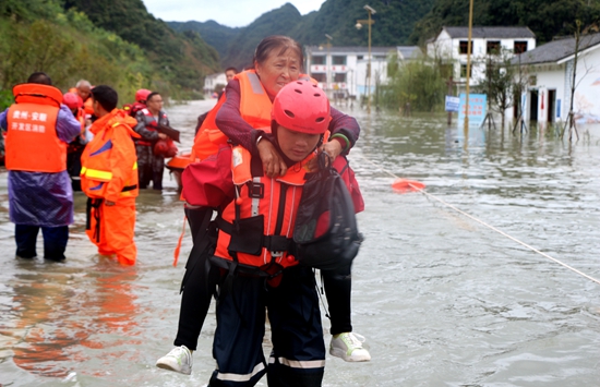 （有修改）贵州安顺：连日降雨淹没村庄 消防紧急营救