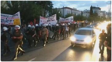 蓬佩奥到访，希腊街头爆发抗议：“美国佬，滚回家去”，还有示威者踩踏美国国旗