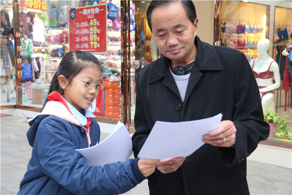 图片默认标题_fororder_学生志愿者走上街头进行宣传（沙湾路小学 供图）.JPG