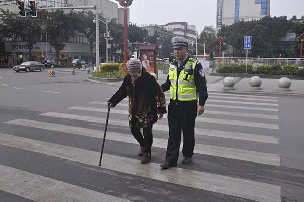 眉山交警搀扶八旬老人过马路 暖心一幕获市民点赞