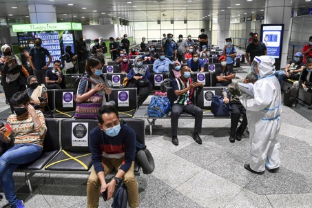 严防疫情传播风险 马来西亚吉隆坡国际机场加强疫情检测