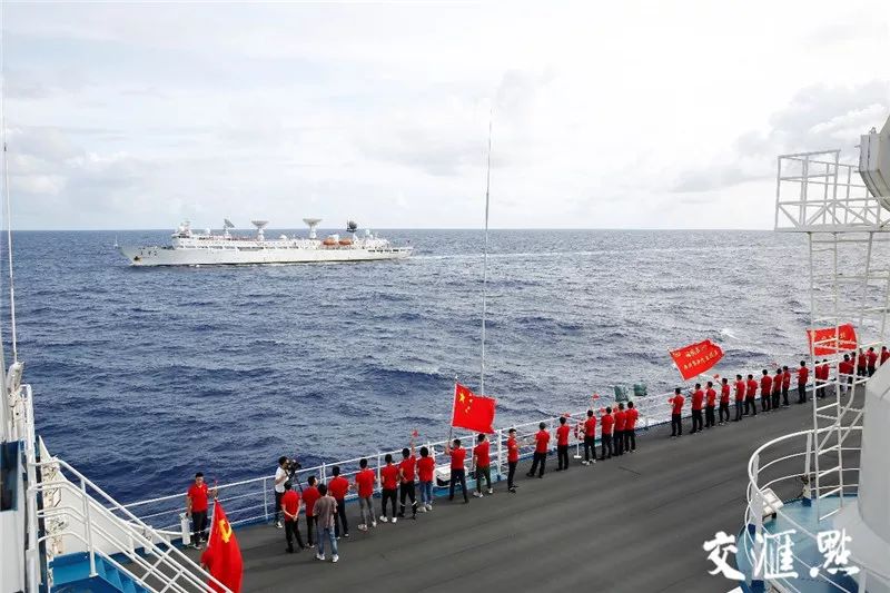 新华日报@最强“春运”：两艘远望号船回家路上相遇